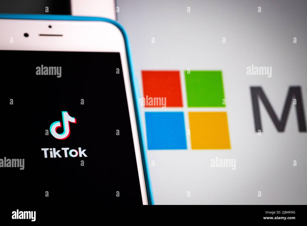 Kumamoto, Japón - 3 2020 de agosto Logotipos de TikTok y Microsoft y iPad. Concepto de orden de adquisición de TikTok y Bytedance Fotografía de stock - Alamy