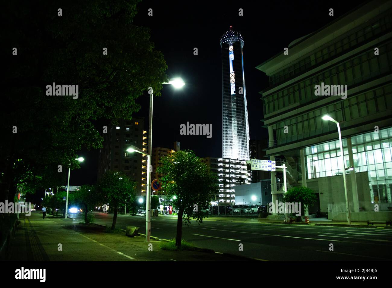 Shimonoseki, Yamaguchi / Japón - 12 2020 de agosto : Buzenda y Kaikyo Yume Torre por la noche. La torre Kaikyo Yume es conocida como la torre más alta del oeste de Japón Foto de stock