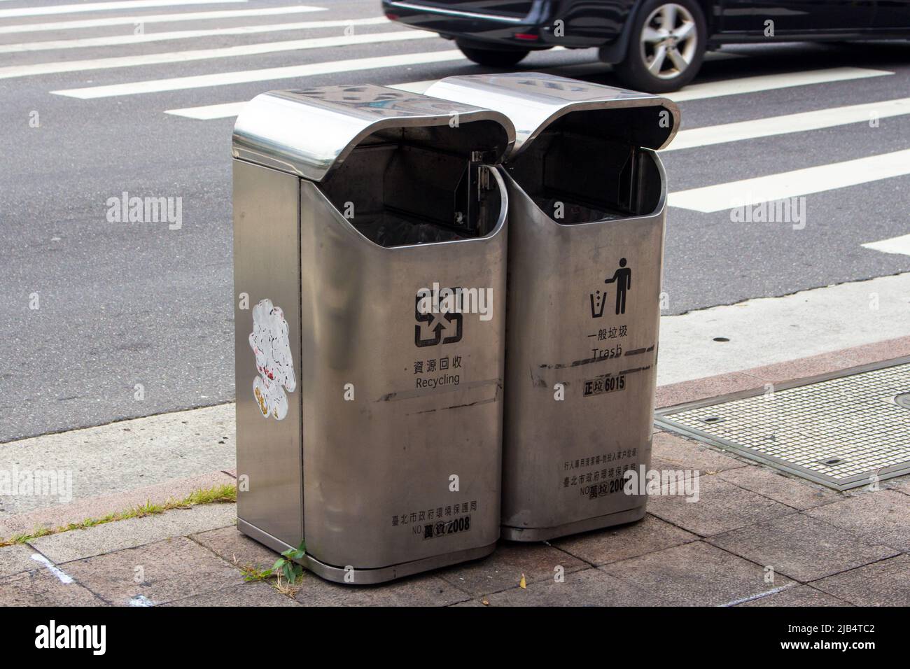 Cubos de basura en el centro de la ciudad. Sólo para uso peatonal. Prohibida la basura doméstica. Departamento de Protección Ambiental, Ciudad de Taipei Foto de stock