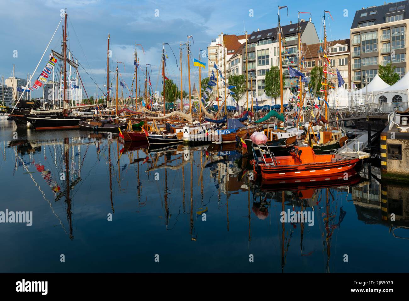 Barcos de vela y barcos en el puerto de yates para Ostende en el festival de barcos de Anchor, Oostende, Bélgica. Foto de stock