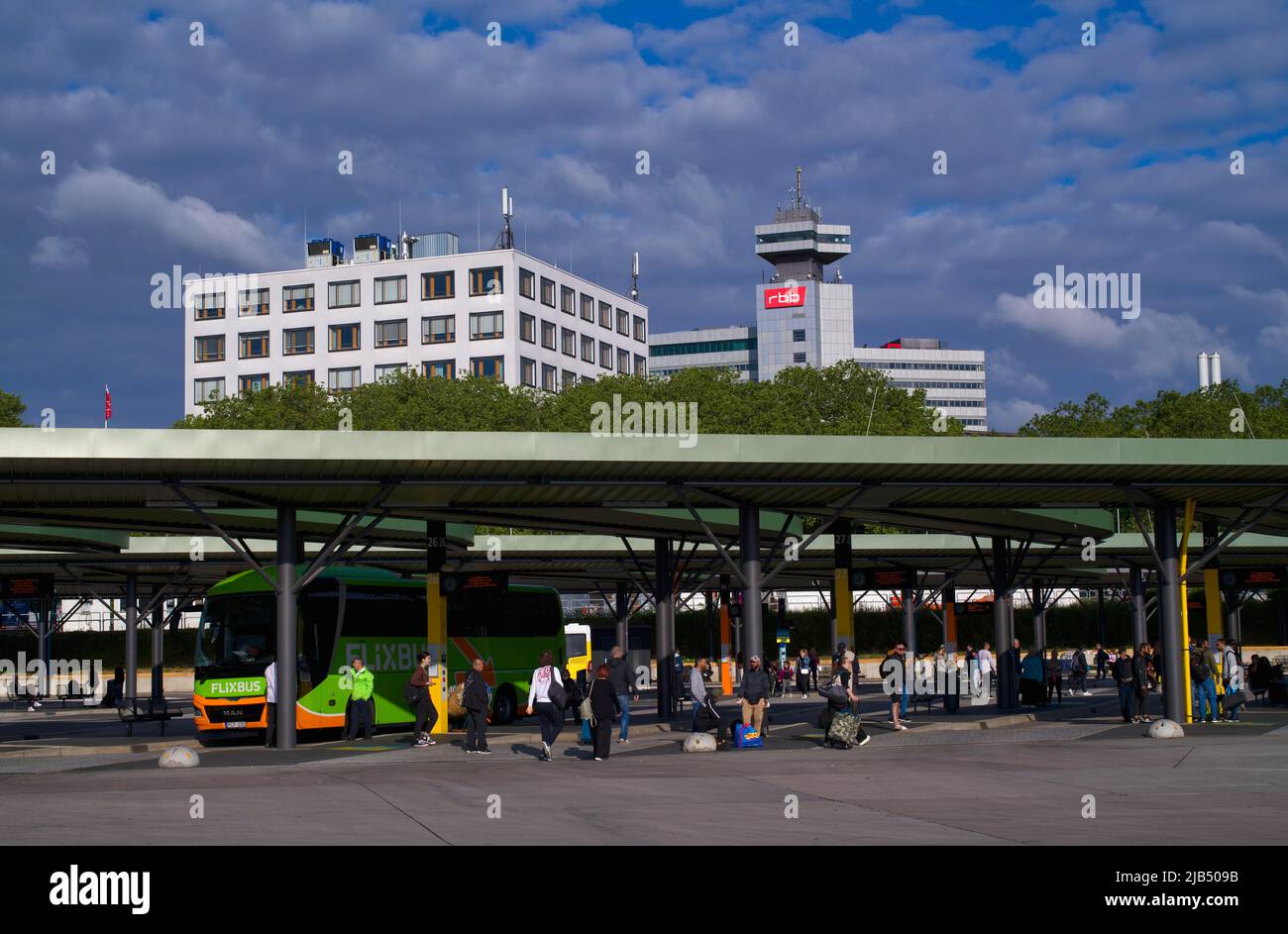 Estación central de autobuses ZOB, Flixbus Reisebus Messedamm, detrás de ella RBB de gran altura, Masurenallee, Westend, Charlottenburg, Berlín, Alemania Foto de stock