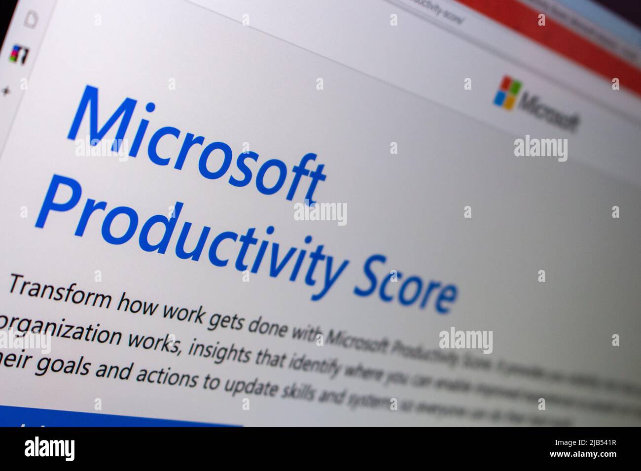 Kumamoto, JAPÓN - diciembre de 4 2020 : El primer plano del logotipo de Microsoft y el sitio web de Microsoft Productivity Score en un ordenador portátil Foto de stock