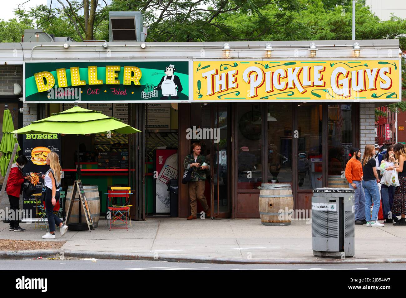 The Pickle Guys, Diller, 357 Grand St, Nueva York, Nueva York, foto del escaparate de una tienda de pickle, y un restaurante vegano kosher en el Lower East Side. Foto de stock