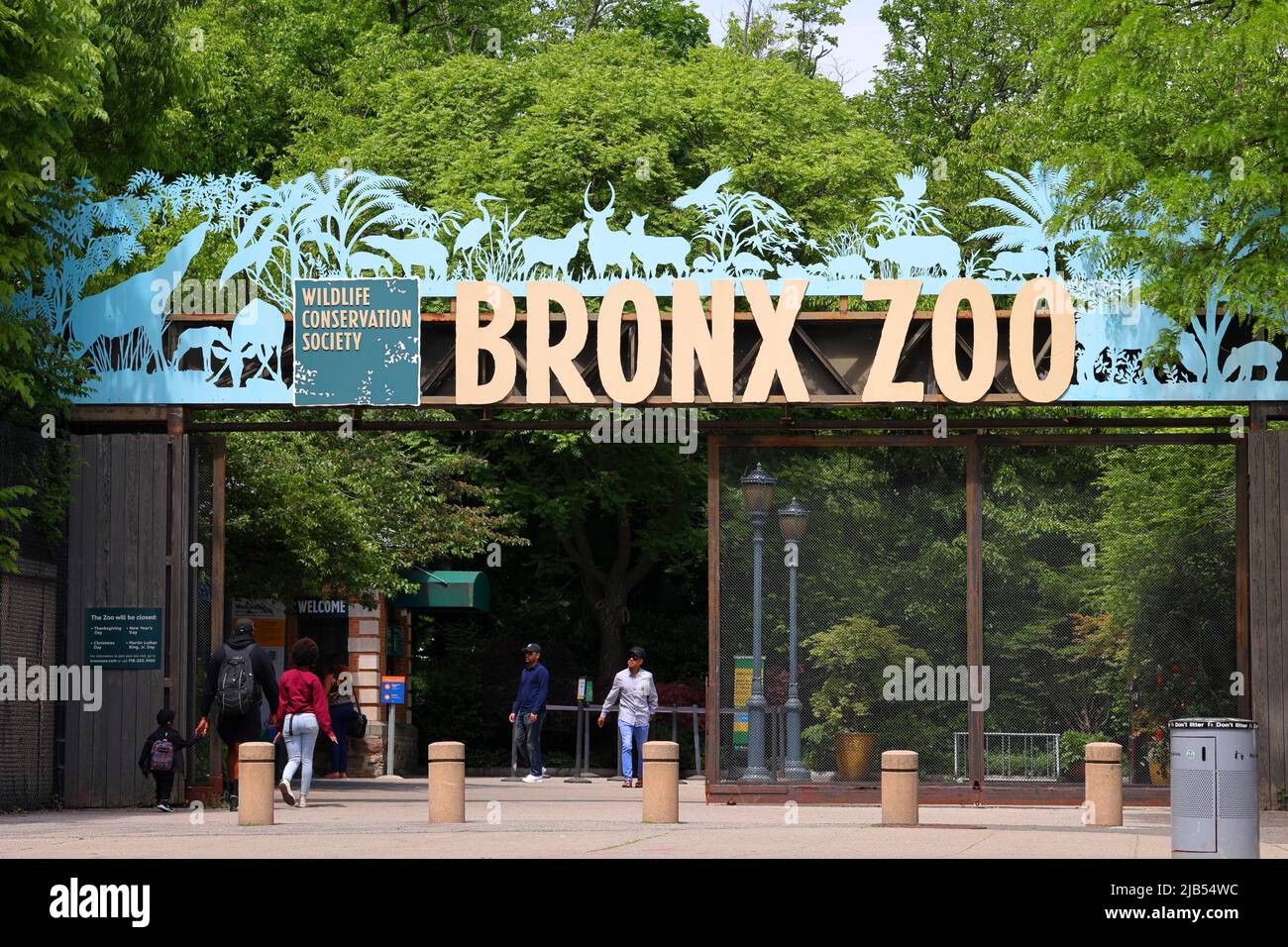 Personas que entran en el zoológico del Bronx a través de la Puerta de Asia. El Bronx Zoo es un gran zoológico urbano en la ciudad de Nueva York, administrado por la Wildlife Conservation Society Foto de stock