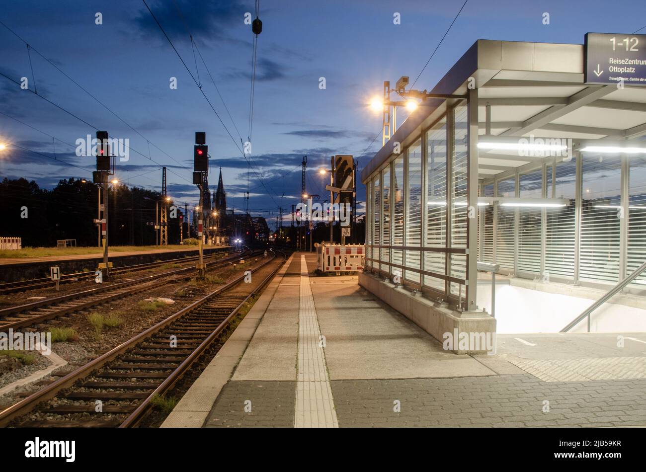 Colonia 2021 de junio: Estación de tren Deuz por la noche en exposición a largo plazo Foto de stock