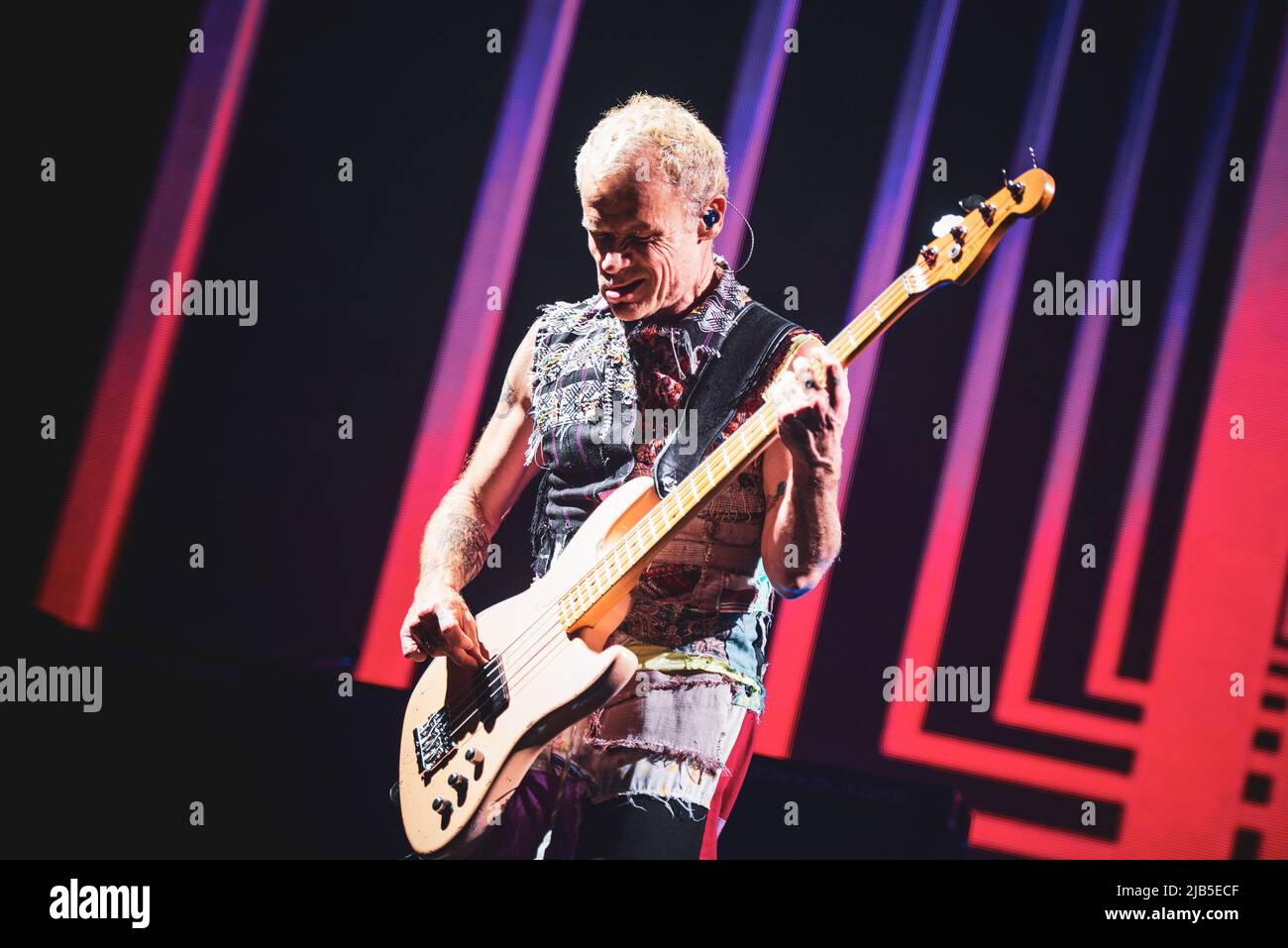 ZURICH, HALLENSTADION, OCTUBRE DE 5th 2016: Flea, bajista de la banda americana de rock funk Red Hot Chili Peppers, tocando en directo en el escenario para la parte suiza de la “Getaway World Tour” Foto de stock