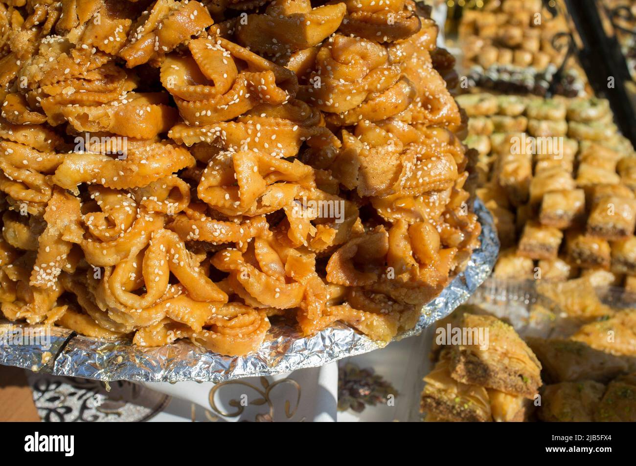 Fuente abarrotada de chebakia. Pastelería marroquí frita. Foto de stock
