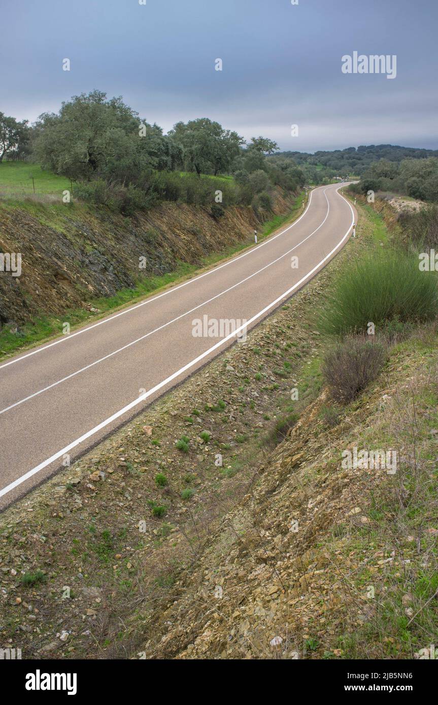Sierra de San Pedro carretera EX-303, Extremadura, España. Declarado como carretera de alto valor escénico. Foto de stock