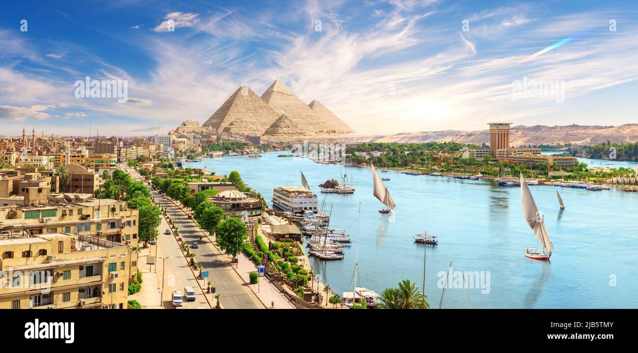 El centro de Asuán con veleros, vista panorámica sobre el Nilo, Egipto. Foto de stock