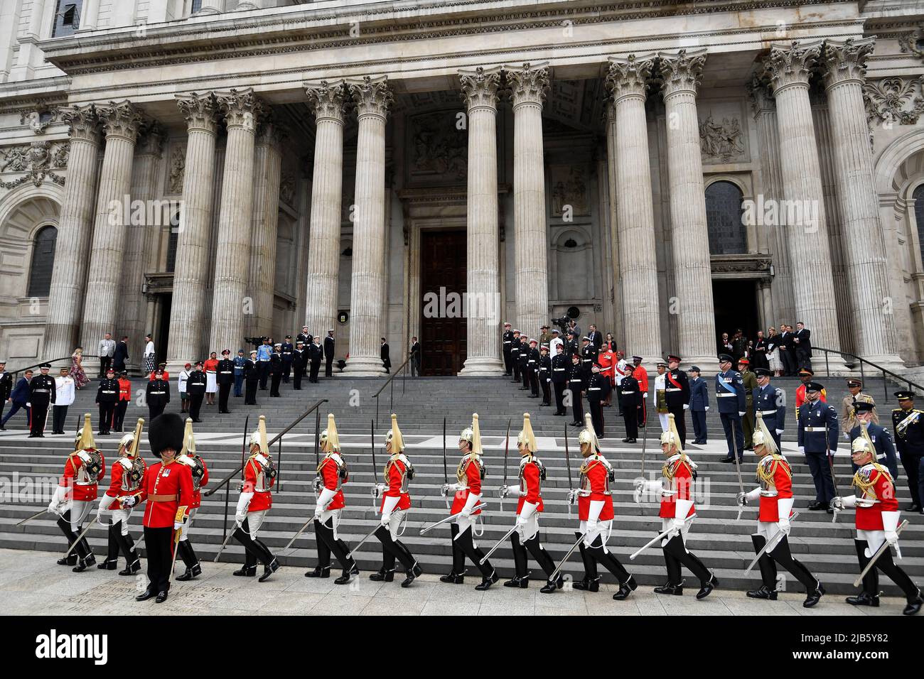 Una guardia de honor en los escalones de la Catedral de San Pablo, Londres, por delante del Servicio Nacional de Acción de Gracias en el segundo día de las celebraciones del Jubileo de Platino para la Reina Isabel II Fecha de la foto: Viernes 3 de junio de 2022. Foto de stock