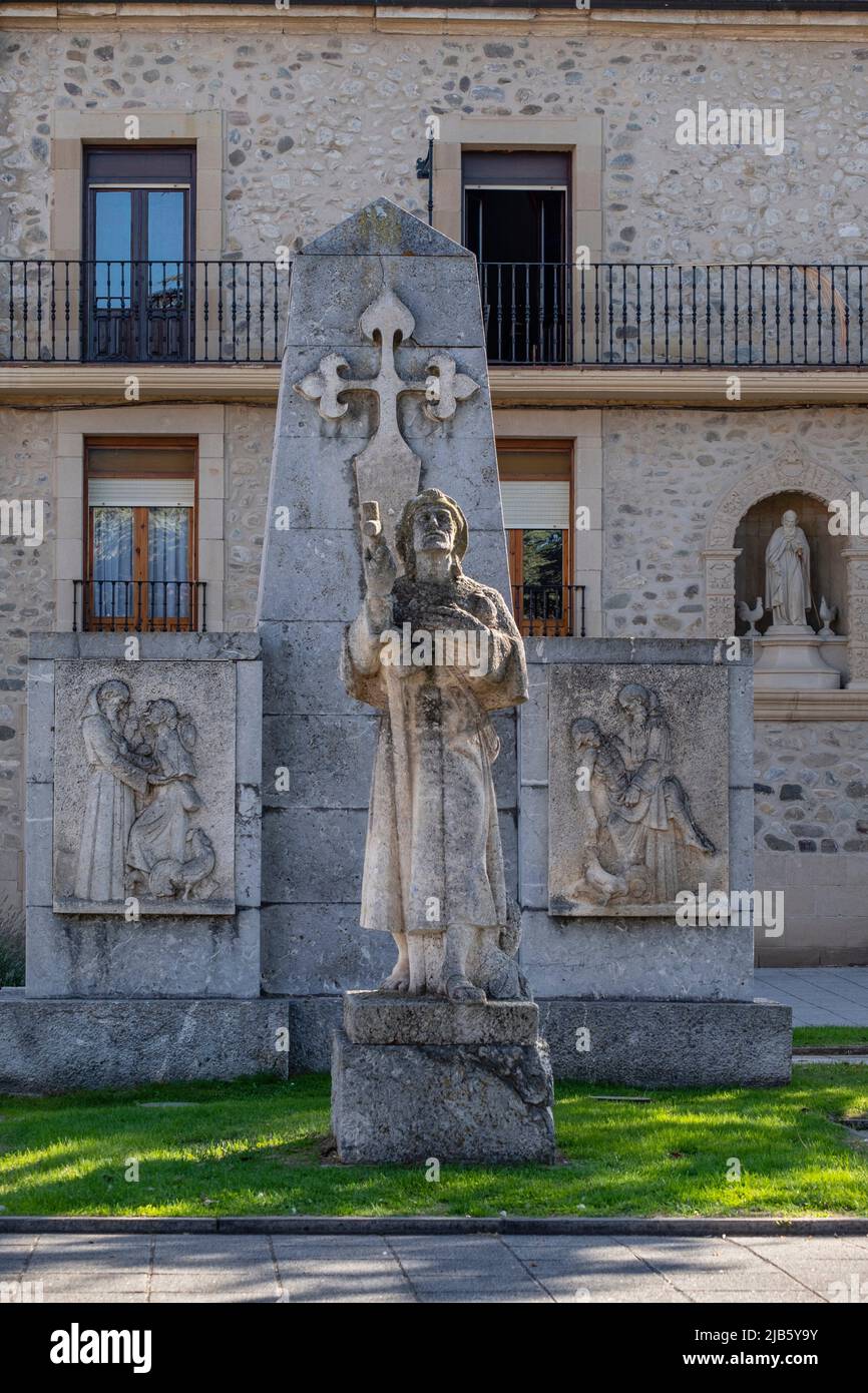 Monumento al peregrino, obra clasicista, iniciado en 1968 por el escultor Vicente Ochoa, Santo Domingo de la Calzada, La Rioja, España. Foto de stock