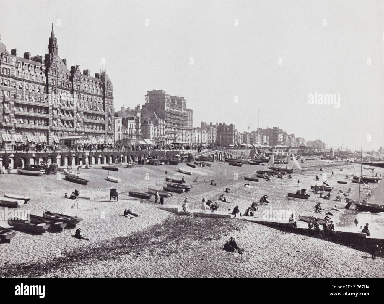 El Hotel Metropole y la playa, Brighton, East Sussex, Inglaterra, visto aquí en el siglo 19th. Desde Alrededor de la Costa, un álbum de fotos de Foto de stock