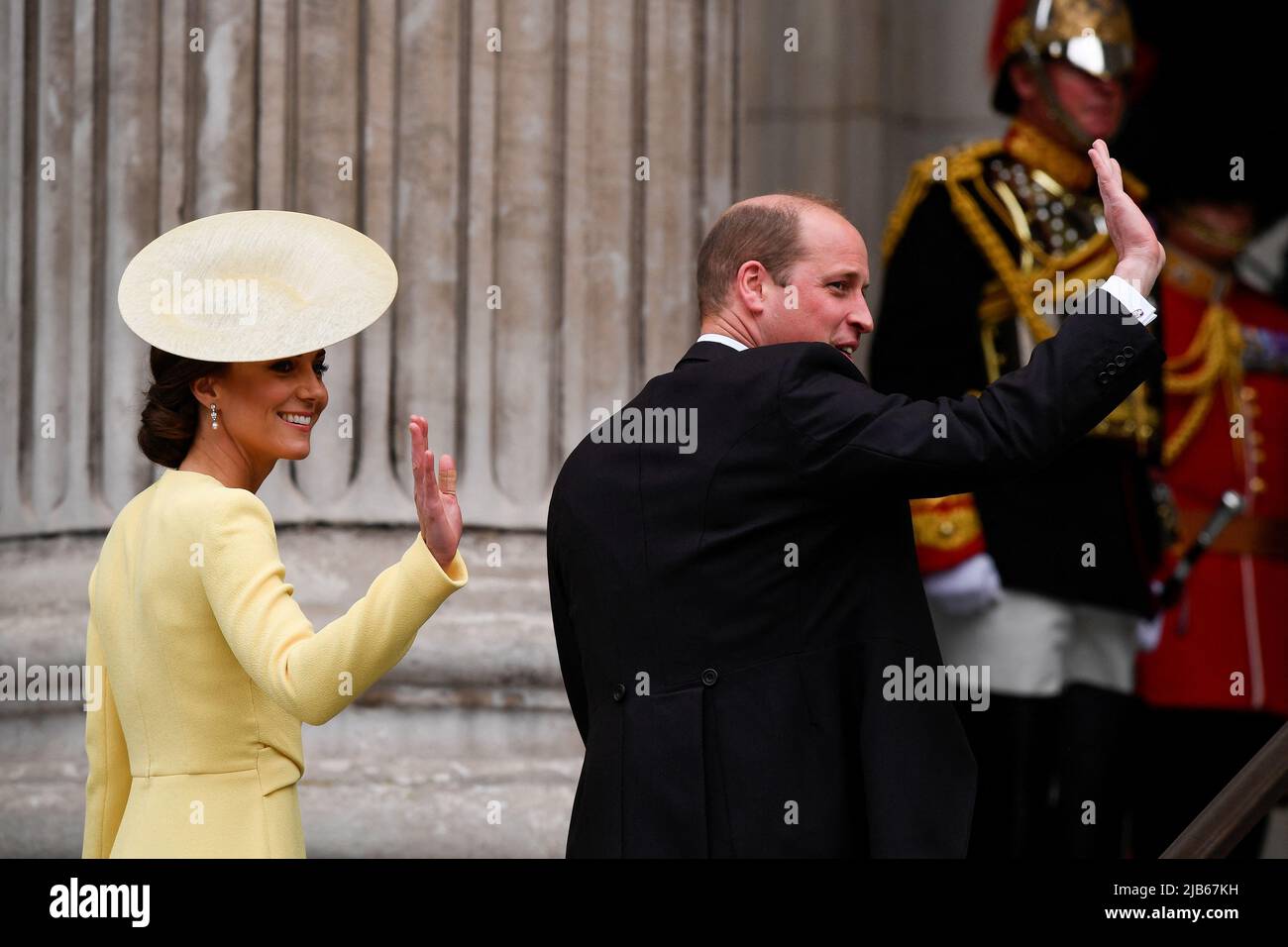 El duque y la duquesa de Cambridge llegan al Servicio Nacional de Acción de Gracias a la Catedral de San Pablo, Londres, el segundo día de las celebraciones del Jubileo de Platino para la Reina Isabel II Fecha de la foto: Viernes 3 de junio de 2022. Foto de stock