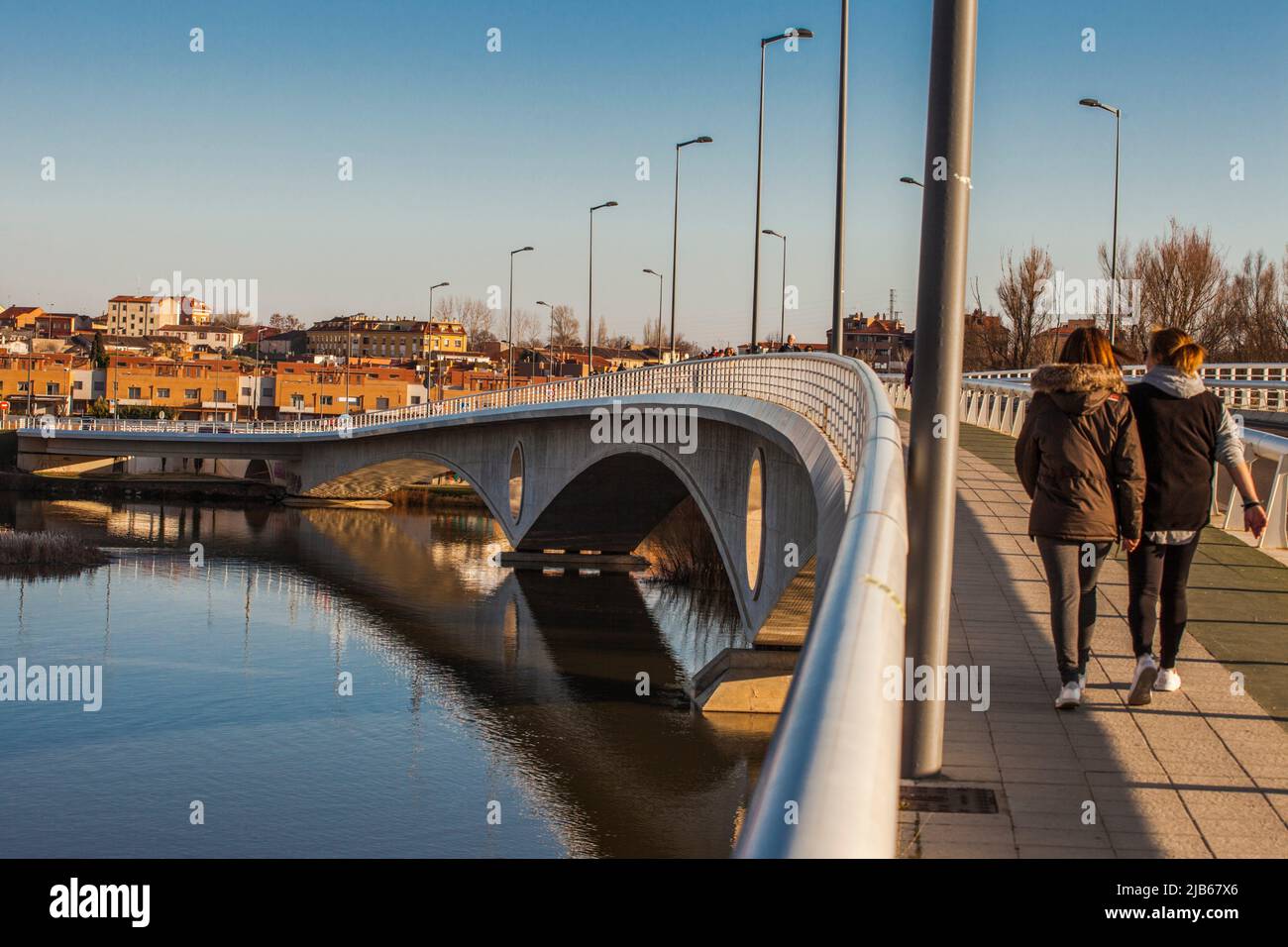 Puente de los poetas, puente nuevo, río Duero, ciudad de Zamora, Providencia de Zamora, Castilla y León, España, Europa. Foto de stock