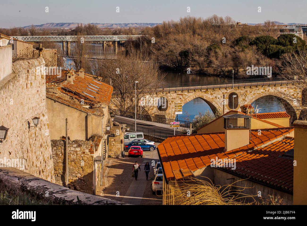 Puente de piedra, puente de hierro, río Duero, ciudad de Zamora, Providencia Zamora, Castilla y León, España, Europa. Foto de stock
