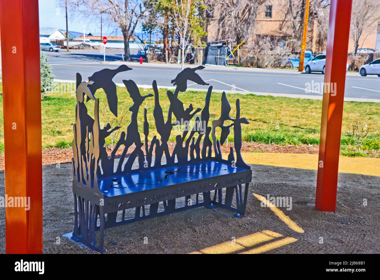 Banco de escultura de hierro en Veterans Park. Tulelake, California. Foto de stock