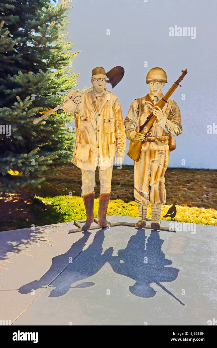 Estatua en Veterans Park. Tulelake, California. La estatua representa a los veteranos de la Segunda Guerra Mundial y a los Homesteaders en el área de Tulelake en el norte Foto de stock