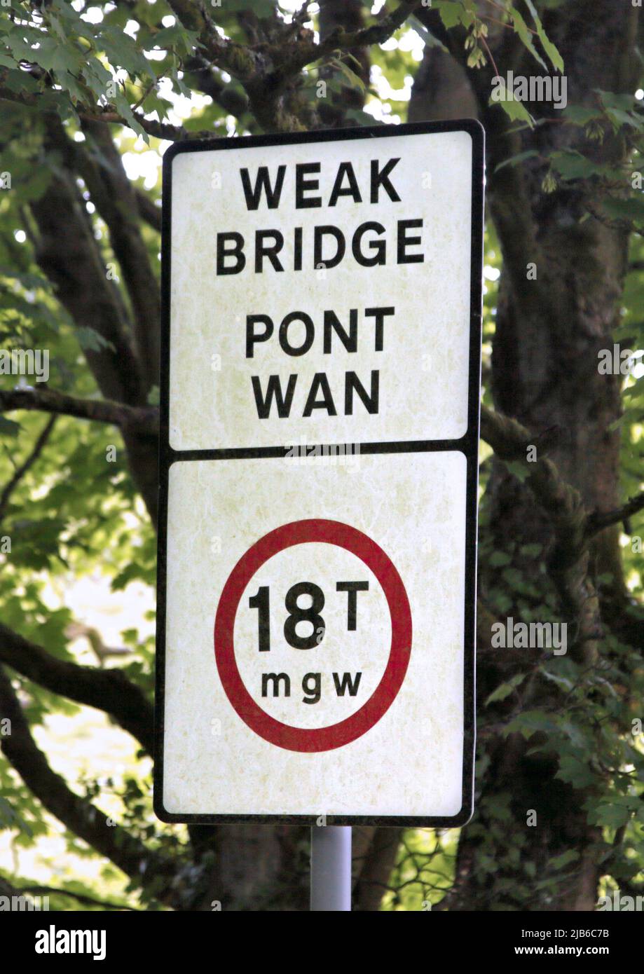 Señal de carretera que representa el Puente débil/Pont Wan, cerca de Coedpoeth, Gales Foto de stock