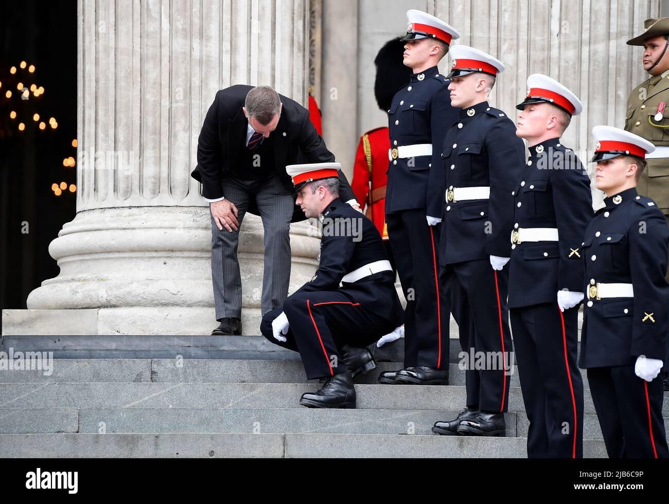 Un miembro de la Guardia Ceremonial se siente muy por delante del Servicio Nacional de Acción de Gracias en la Catedral de San Pablo, Londres, en el segundo día de las celebraciones del Jubileo Platino para la Reina Isabel II Fecha de la foto: Viernes 3 de junio de 2022. Foto de stock