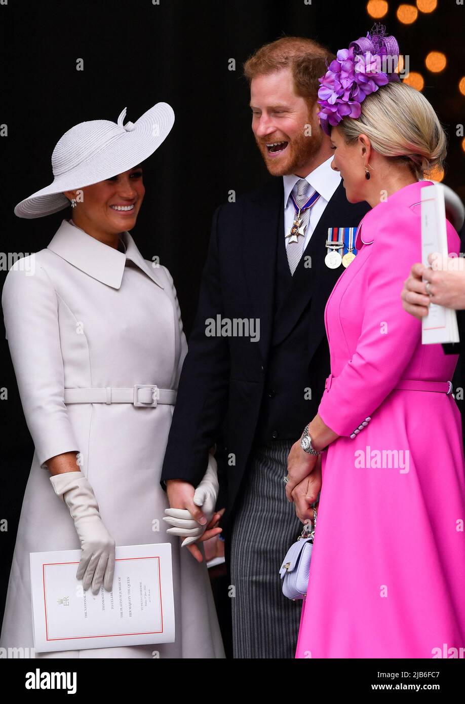 El duque y la duquesa de Sussex y Zara Tindall (derecha) saliendo del Servicio Nacional de Acción de Gracias en la Catedral de San Pablo, Londres, en el segundo día de las celebraciones del Jubileo Platino para la Reina Isabel II Fecha de la foto: Viernes 3 de junio de 2022. Foto de stock