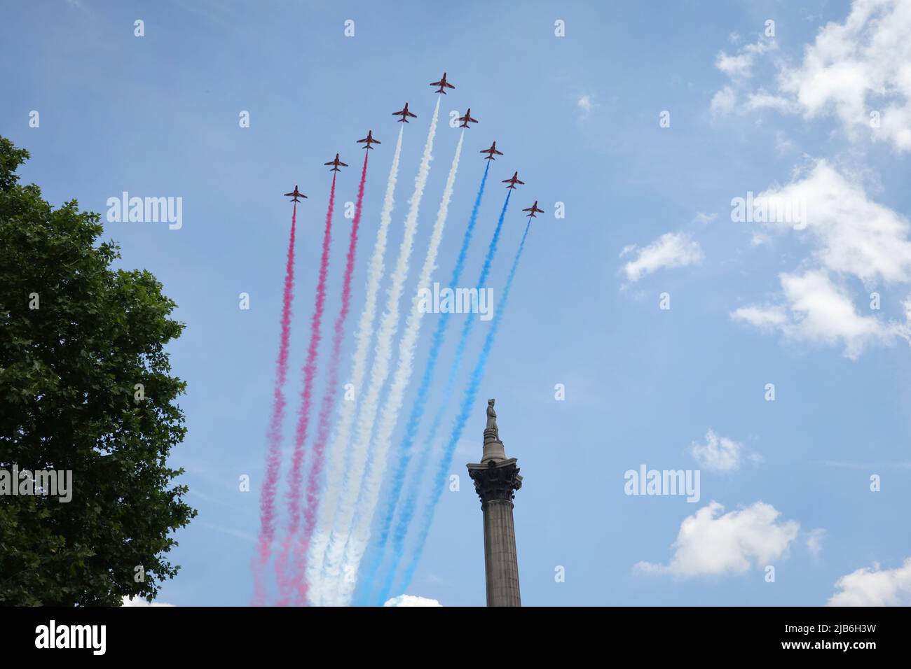 2 de junio de 2022 - Las flechas rojas vuelan sobre Trafalgar Square para celebrar el jubileo de platino de la Reina Isabel en el centro de Londres Foto de stock