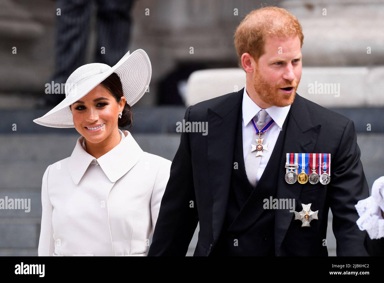 El duque y la duquesa de Sussex saliendo del Servicio Nacional de Acción de Gracias en la Catedral de San Pablo, Londres, en el segundo día de las celebraciones del Jubileo Platino para la Reina Isabel II Fecha de la foto: Viernes 3 de junio de 2022. Foto de stock