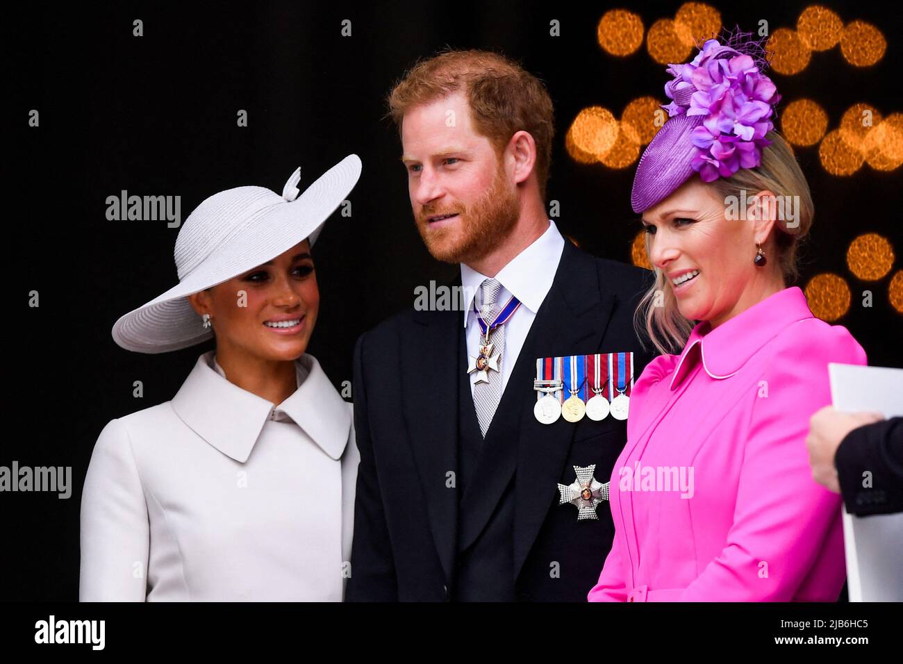El duque y la duquesa de Sussex y Zara Tindall (derecha) saliendo del Servicio Nacional de Acción de Gracias en la Catedral de San Pablo, Londres, en el segundo día de las celebraciones del Jubileo Platino para la Reina Isabel II Fecha de la foto: Viernes 3 de junio de 2022. Foto de stock