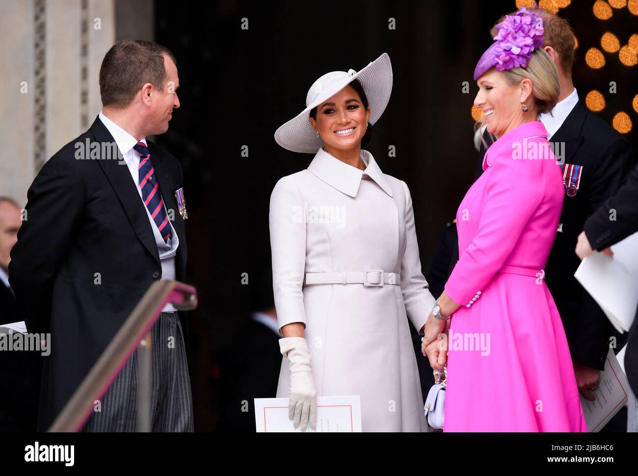 Peter Phillips (izquierda), el duque y duquesa de Sussex, Zara Tindall (derecha) saliendo siguiendo el Servicio Nacional de Acción de Gracias en la Catedral de San Pablo, Londres, en el segundo día de las celebraciones del Jubileo Platino para la Reina Isabel II Fecha de la foto: Viernes 3 de junio de 2022. Foto de stock