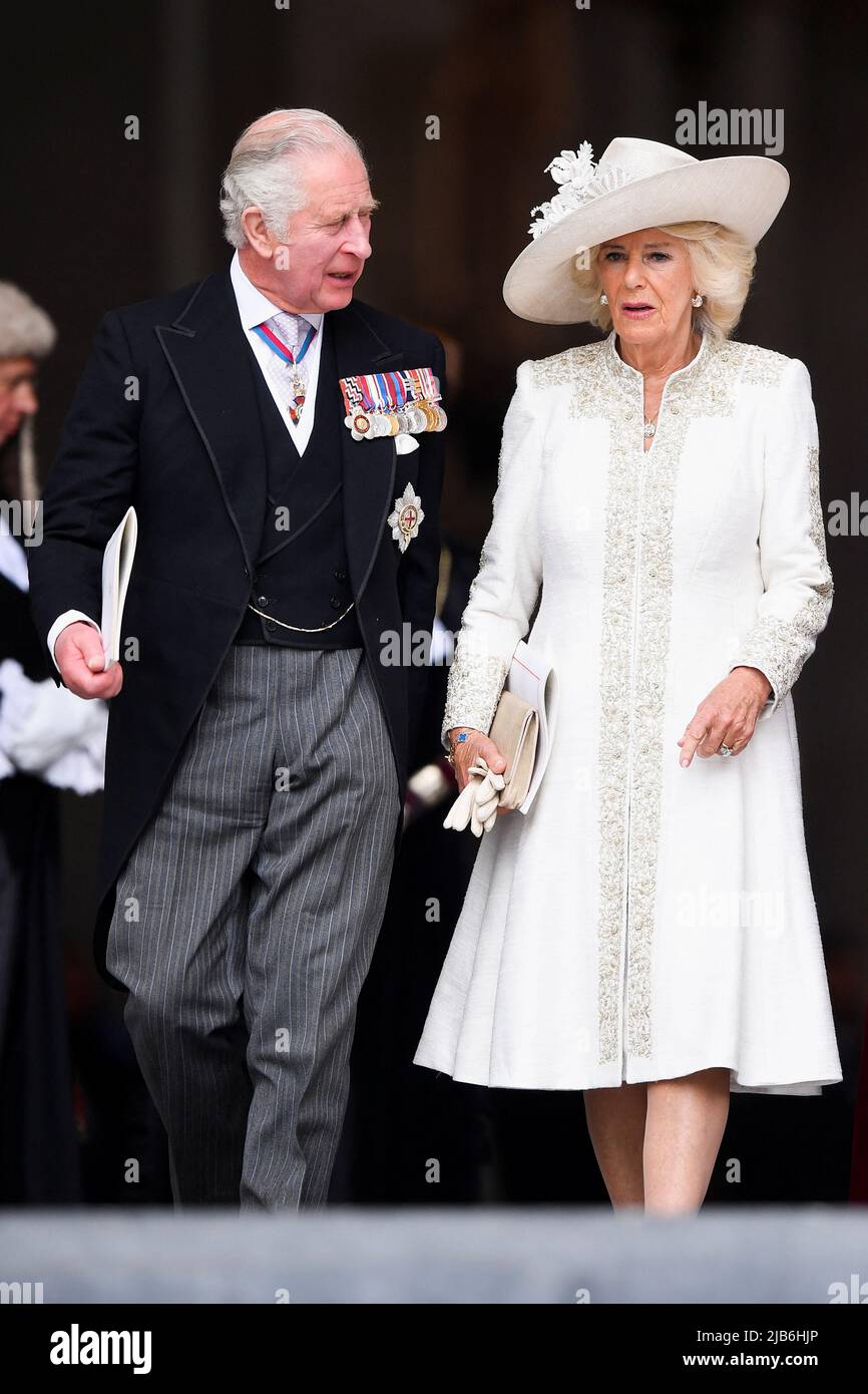 El Príncipe de Gales y la Duquesa de Cornwall abandonando el Servicio Nacional de Acción de Gracias en la Catedral de San Pablo, Londres, en el segundo día de las celebraciones del Jubileo de Platino para la Reina Isabel II Fecha de la foto: Viernes 3 de junio de 2022. Foto de stock