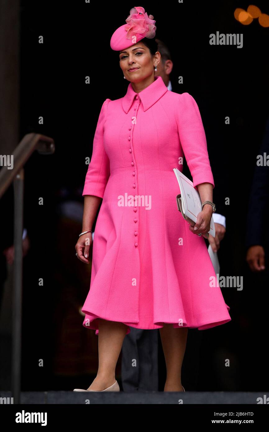 El Secretario del Interior Priti Patel abandona el Servicio Nacional de Acción de Gracias en la Catedral de San Pablo, Londres, el segundo día de las celebraciones del Jubileo de Platino para la Reina Isabel II Fecha de la foto: Viernes 3 de junio de 2022. Foto de stock