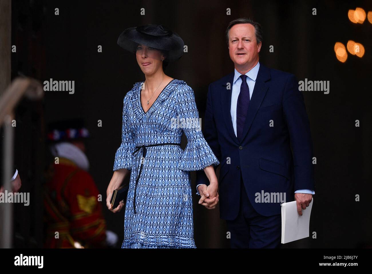 El ex Primer Ministro David Cameron y su esposa Samantha Cameron abandonan el Servicio Nacional de Acción de Gracias en la Catedral de San Pablo, Londres, el segundo día de las celebraciones del Jubileo de Platino para la Reina Isabel II Fecha de la foto: Viernes 3 de junio de 2022. Foto de stock