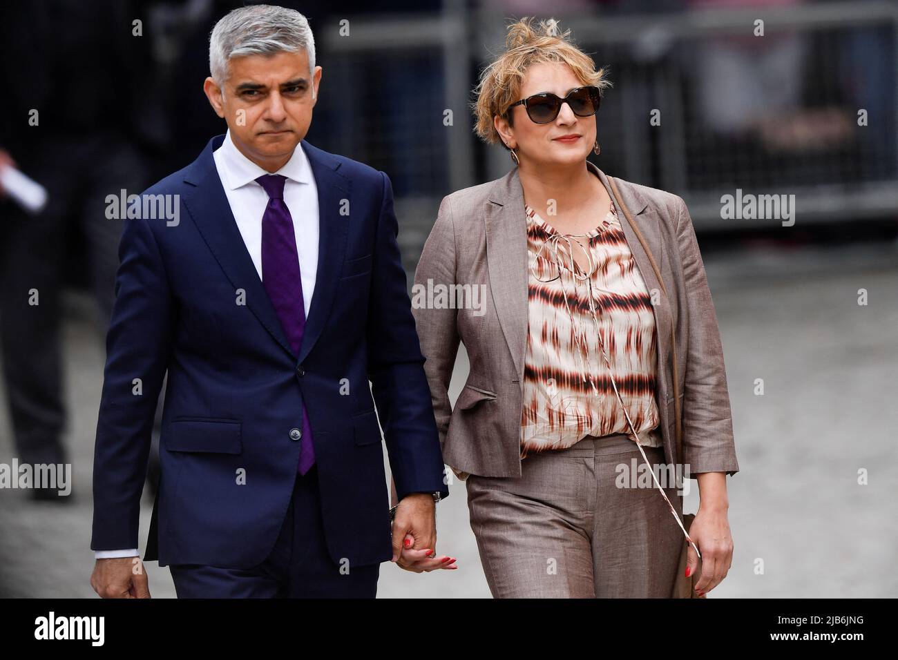 Alcalde de Londres Sadiq Khan y su esposa Saadiya Khan llegan para el Servicio Nacional de Acción de Gracias en la Catedral de San Pablo, Londres, el segundo día de las celebraciones del Jubileo Platino para la Reina Isabel II Fecha de la foto: Viernes 3 de junio de 2022. Foto de stock