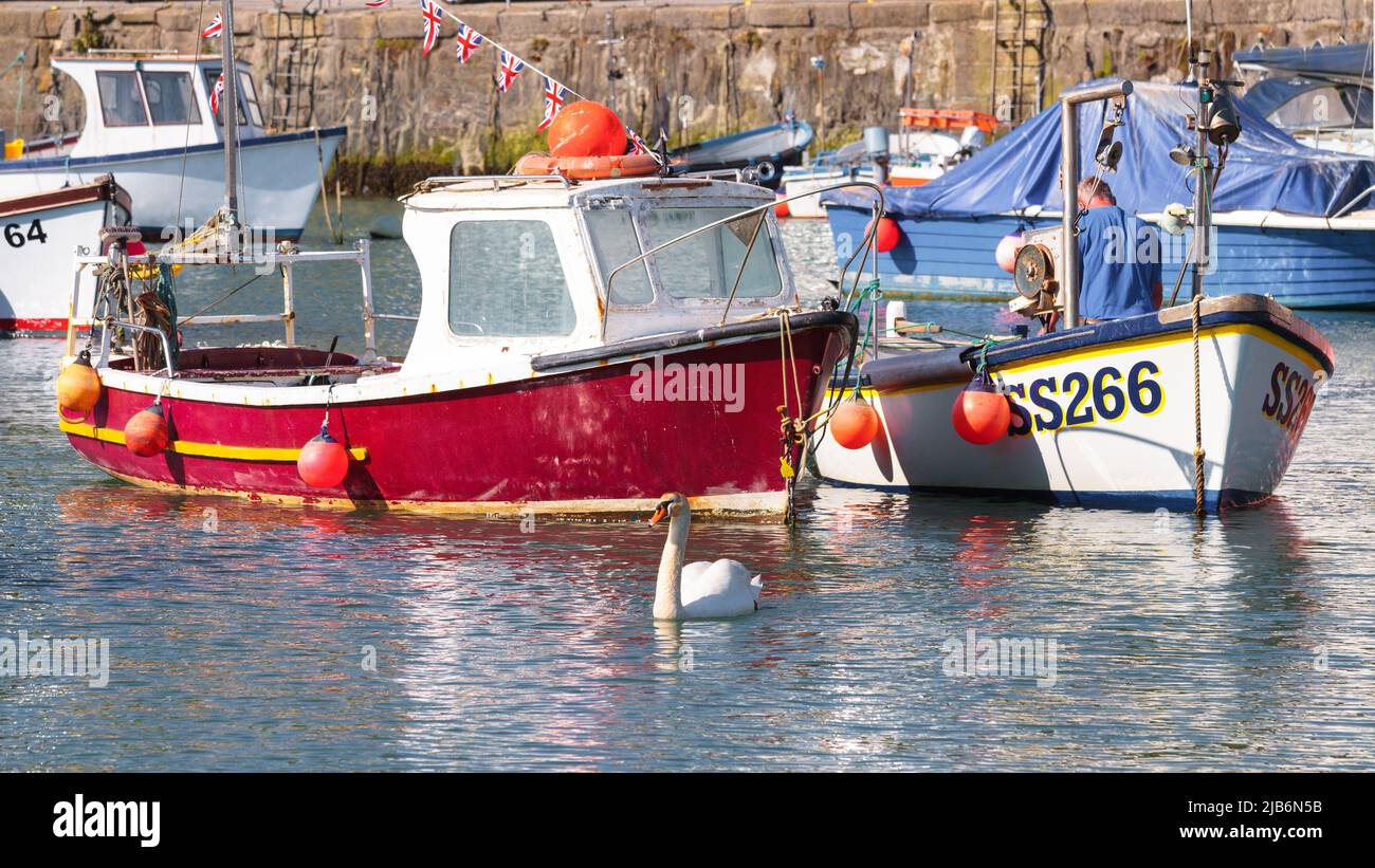 Barcos de pesca y otras embarcaciones en el puerto pesquero Cornualles de Porthleven Fotografía de -