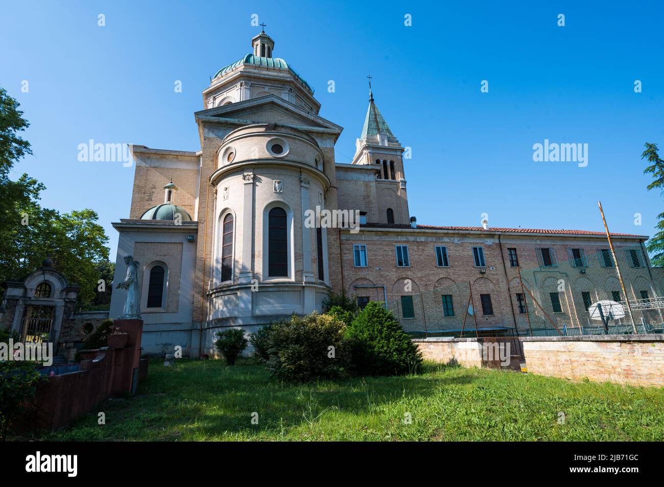 Italia, 2 de junio de 2022. La iglesia de Sant'Antonio di Padova en el centro de Predappio en la provincia de Forli Cesena en Emilia Romagna Foto de stock