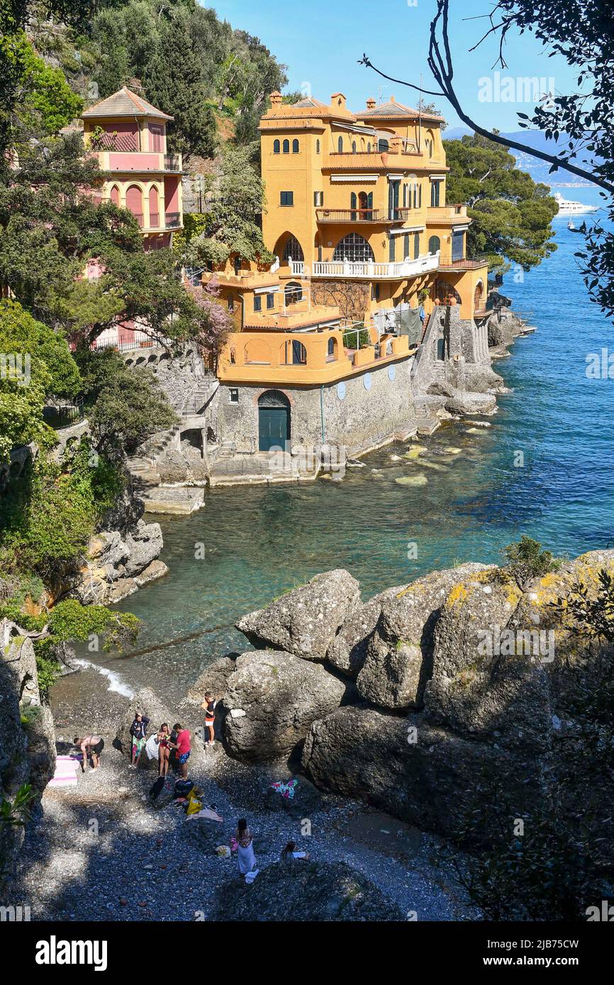 Vista de gran angular de la bahía de Baia Cannone, con turistas en la pequeña playa y el mar, villas de lujo, Portofino, Génova, Liguria, Italia Foto de stock
