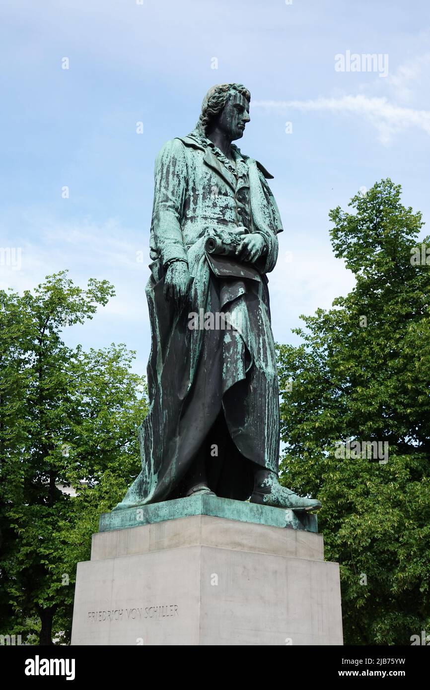 Monumento Friedrich Schiller desde 1863 en Hannover Alemania Foto de stock