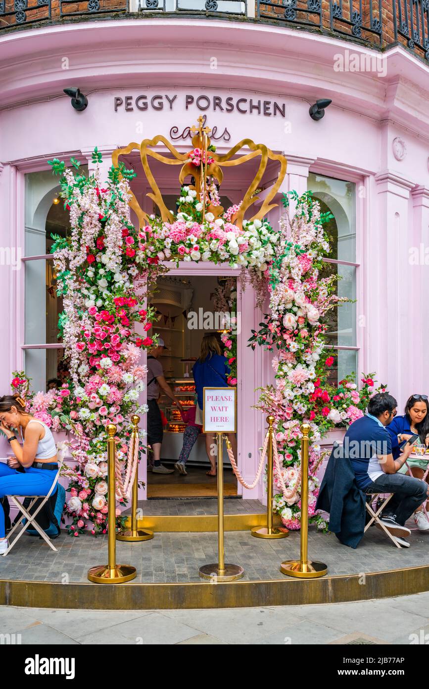LONDRES, Reino Unido - 03 DE JUNIO de 2022: La panadería Peggy Porschen en Belgravia está decorada con una espectacular exhibición floral para el evento Chelsea in Bloom Foto de stock