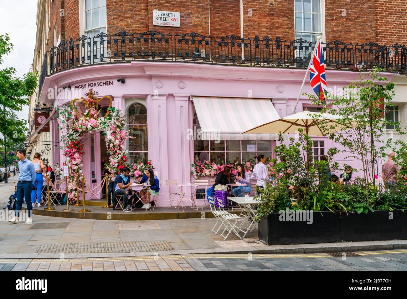 LONDRES, Reino Unido - 03 DE JUNIO de 2022: La panadería Peggy Porschen en Belgravia está decorada con una espectacular exhibición floral para el evento anual Chelsea in Bloom Foto de stock