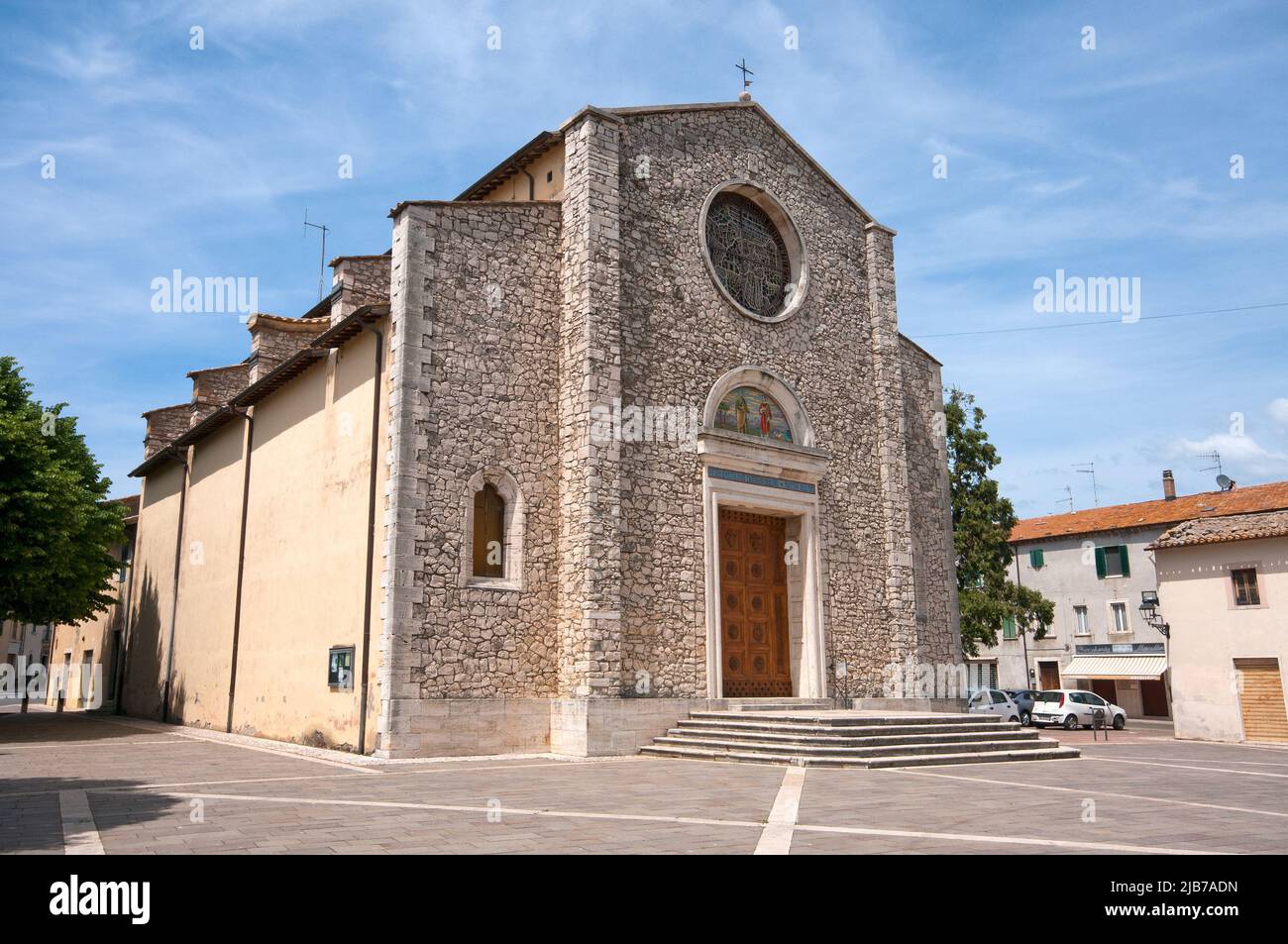 Iglesia de Santi Pietro e Cesareo (Santos Pedro y Cesarus), Guardea, Terni, Umbría, Italia Foto de stock