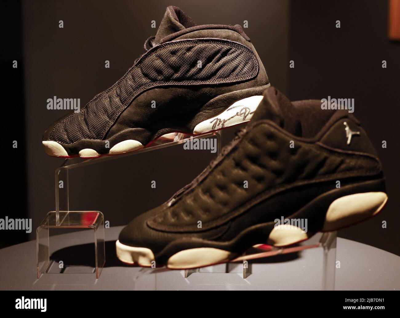 Nueva York, Estados Unidos. 03rd de junio de 2022. Zapatillas de lona Air  jordan Low xiii exclusivas para el jugador doble y las zapatillas de juego Michael  Jordan como parte de la