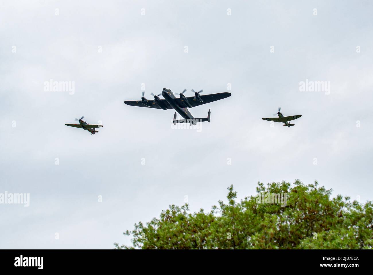 Un avión bombardero Lancaster, Hurricane y Spitfire vuelan sobre Warmley, Bristol como parte del flycast del Jubileo de Queens ay 2,30pm el 3rd de junio de 2022 Foto de stock