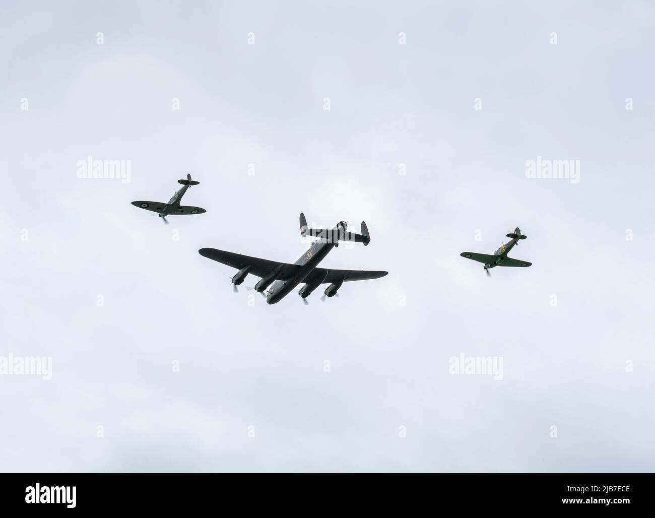 Un avión bombardero Lancaster, Hurricane y Spitfire vuelan sobre Warmley, Bristol como parte del flycast del Jubileo de Queens ay 2,30pm el 3rd de junio de 2022 Foto de stock