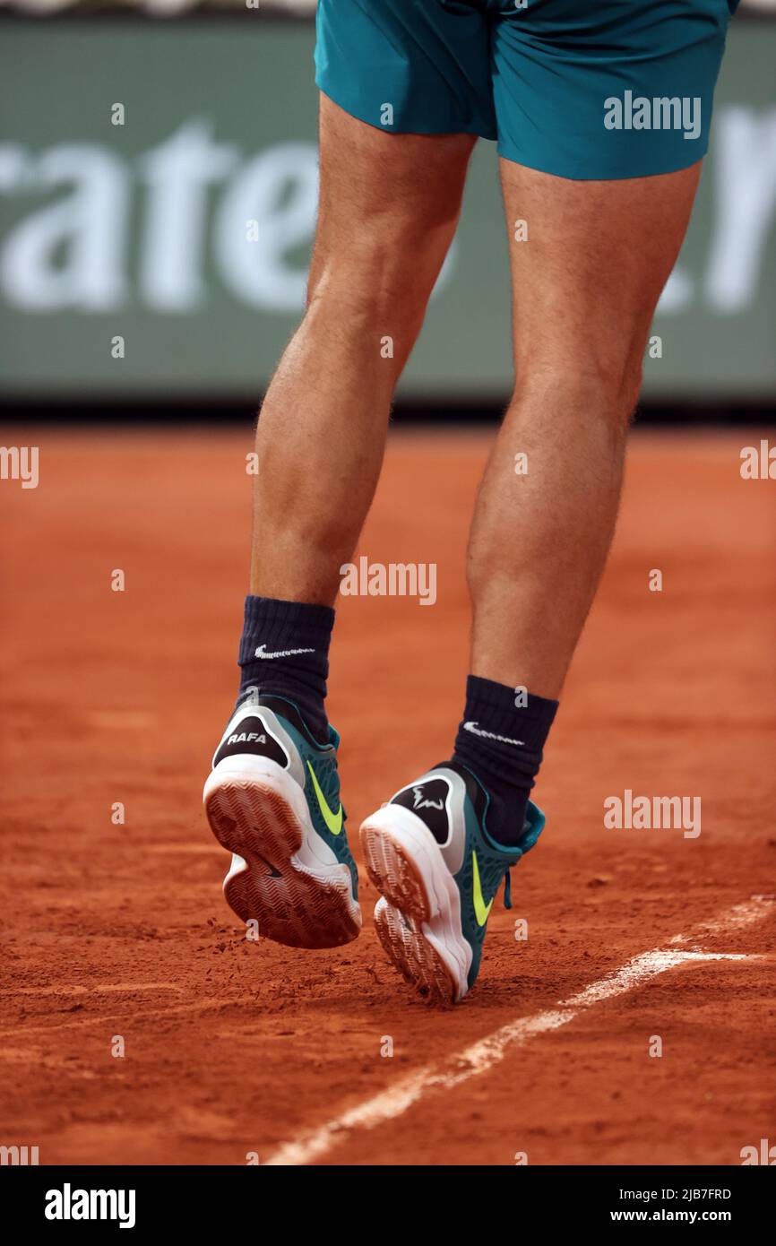 París, Francia. 03rd de junio de 2022. Rafael Nadal, de quinta semilla, de  los zapatos españoles lleva su apodo de 'Rafa' mientras sirve el balón a  Alexander Zverev, de Alemania, de tercera