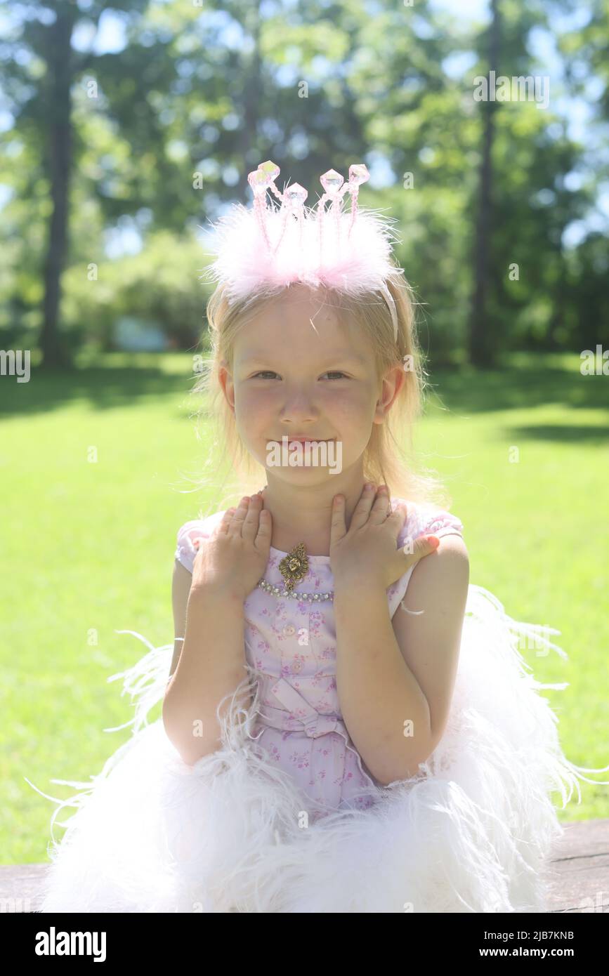 Letonia campiña 17 2021 de junio, niña de 4 años posando como una princesa vestida de rosa cálida sonrisa Foto de stock