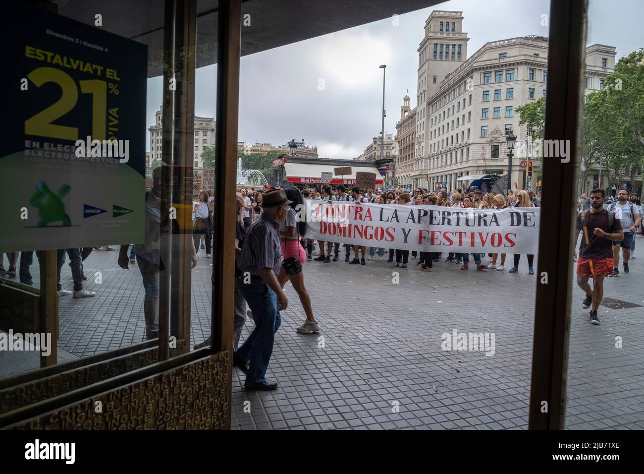y trabajadores tienen una pancarta contra la apertura comercial los domingos y a la del popular establecimiento El Corte Inglés en Plaza de Catalunya. Gritando «Queremos reconciliar trabajo