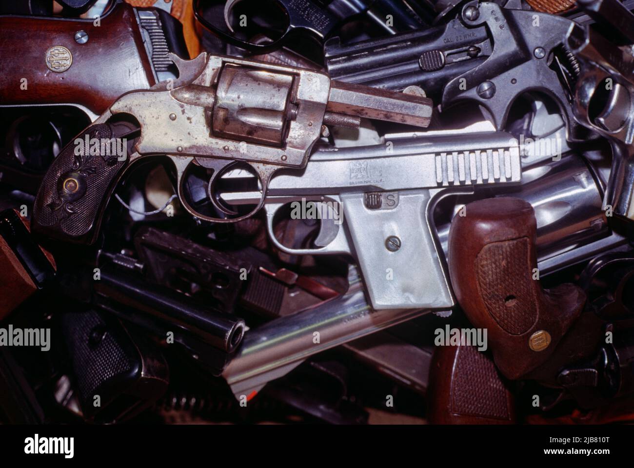 Foto del archivo: Una de las muchas cajas de cartón de pequeñas pistolas Caliber baratas, conocidas como especiales de sábado por la noche, que fueron confiscadas por la Policía de San Francisco se sientan en cajas en la sección segura del sótano del Departamento de Policía de San Francisco antes de ser destruidas. 1991. Foto de stock