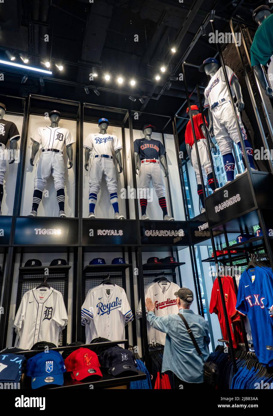 La principal tienda de béisbol de las Grandes Ligas en el Rockefeller  Center ofrece artículos deportivos de marca de equipo, Nueva York, EE.UU.  2022 Fotografía de stock - Alamy