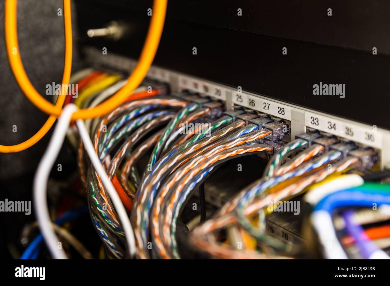 Cables de telecomunicaciones en una configuración técnica, enfoque poco profundo. Foto de stock