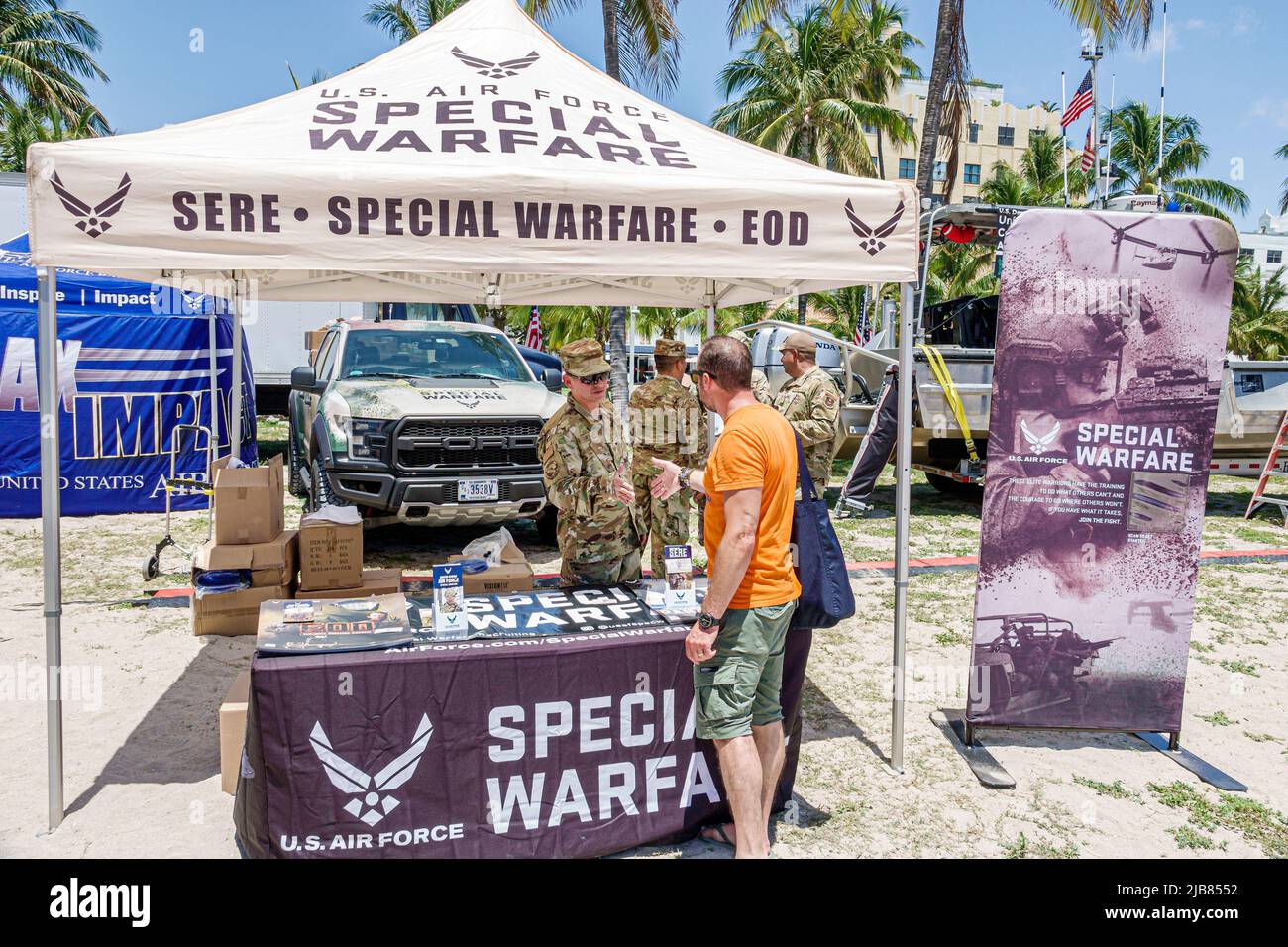 Miami Beach Florida, Hyundai Air & Sea Show Military Village vendedores, expositores puestos stand stands fuerzas armadas, Air Force Speci Foto de stock
