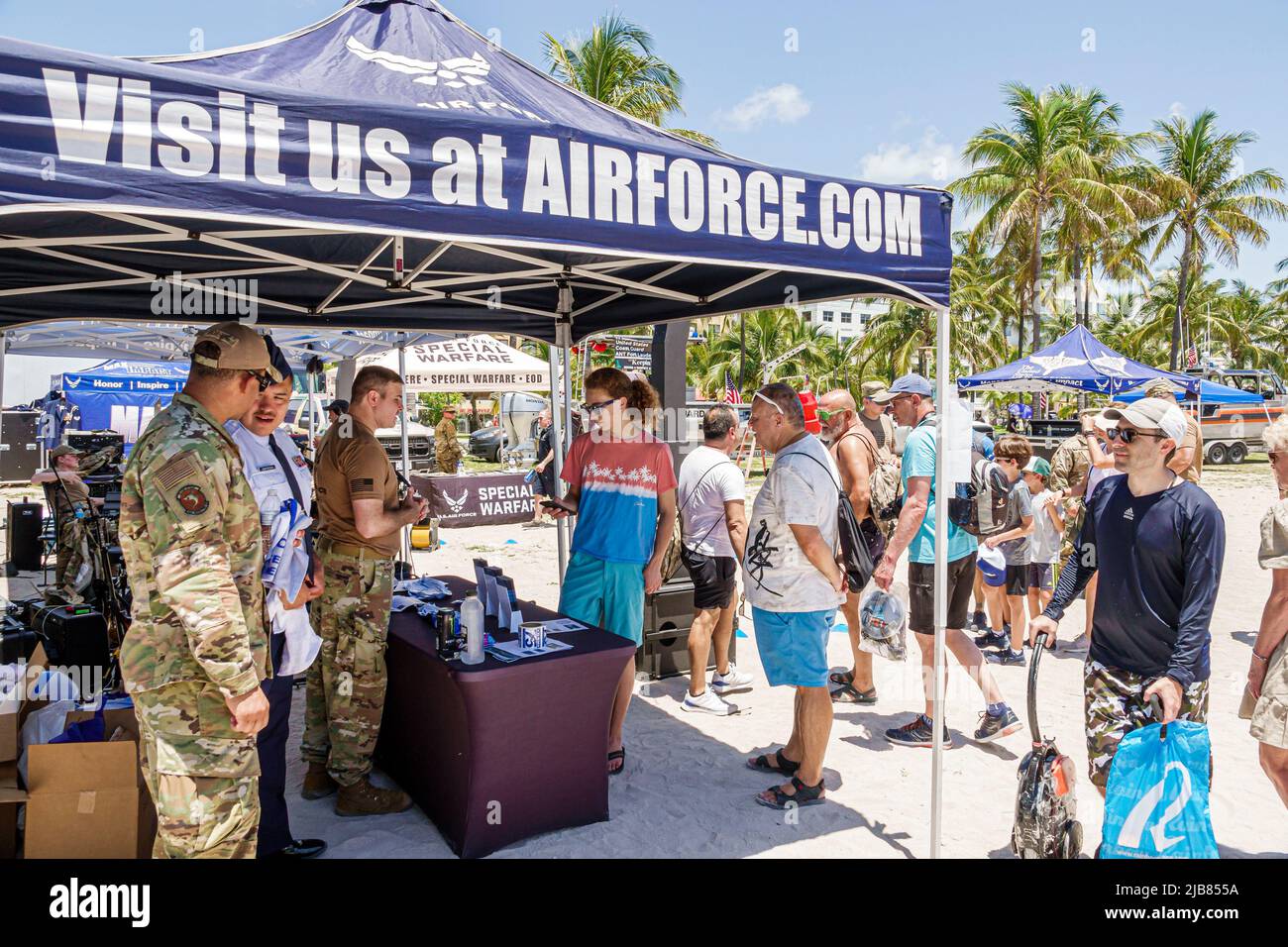 Miami Beach Florida, Hyundai Air & Sea Show Military Village vendedores, expositores puestos stand stands fuerzas armadas, Air Force Airfo Foto de stock
